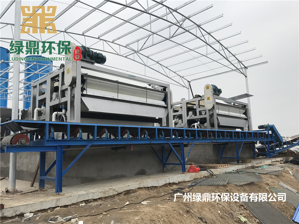 压滤机的脱水过程第一个脱水辊采用“T”型泄水槽压滤机